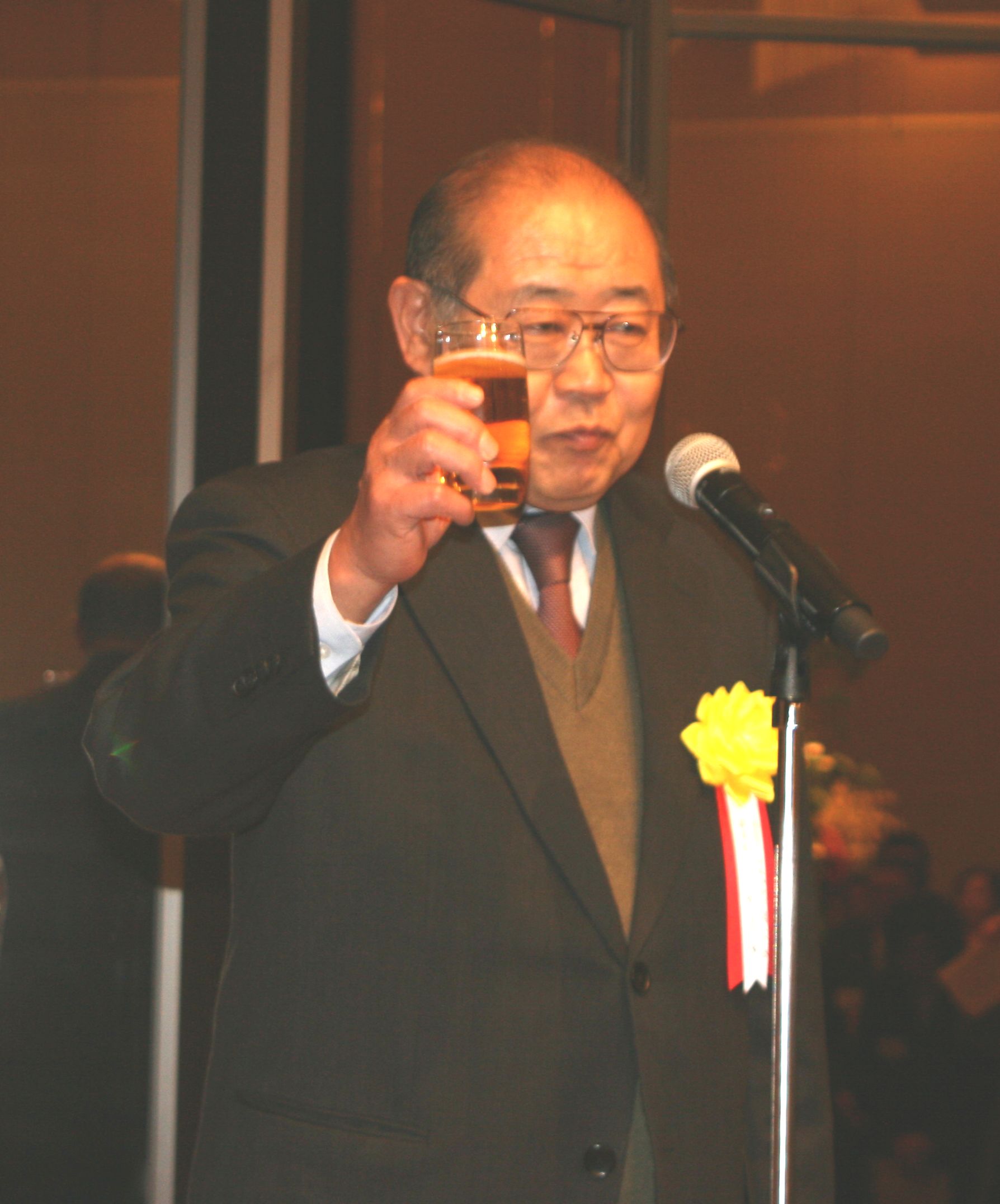 乾杯のあいさつをする小川原副会長